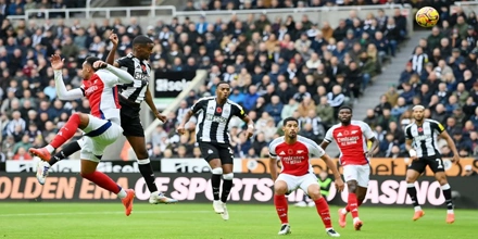 isak-header-goal-arsenal-newcastle-united-nufc-2000.jpg